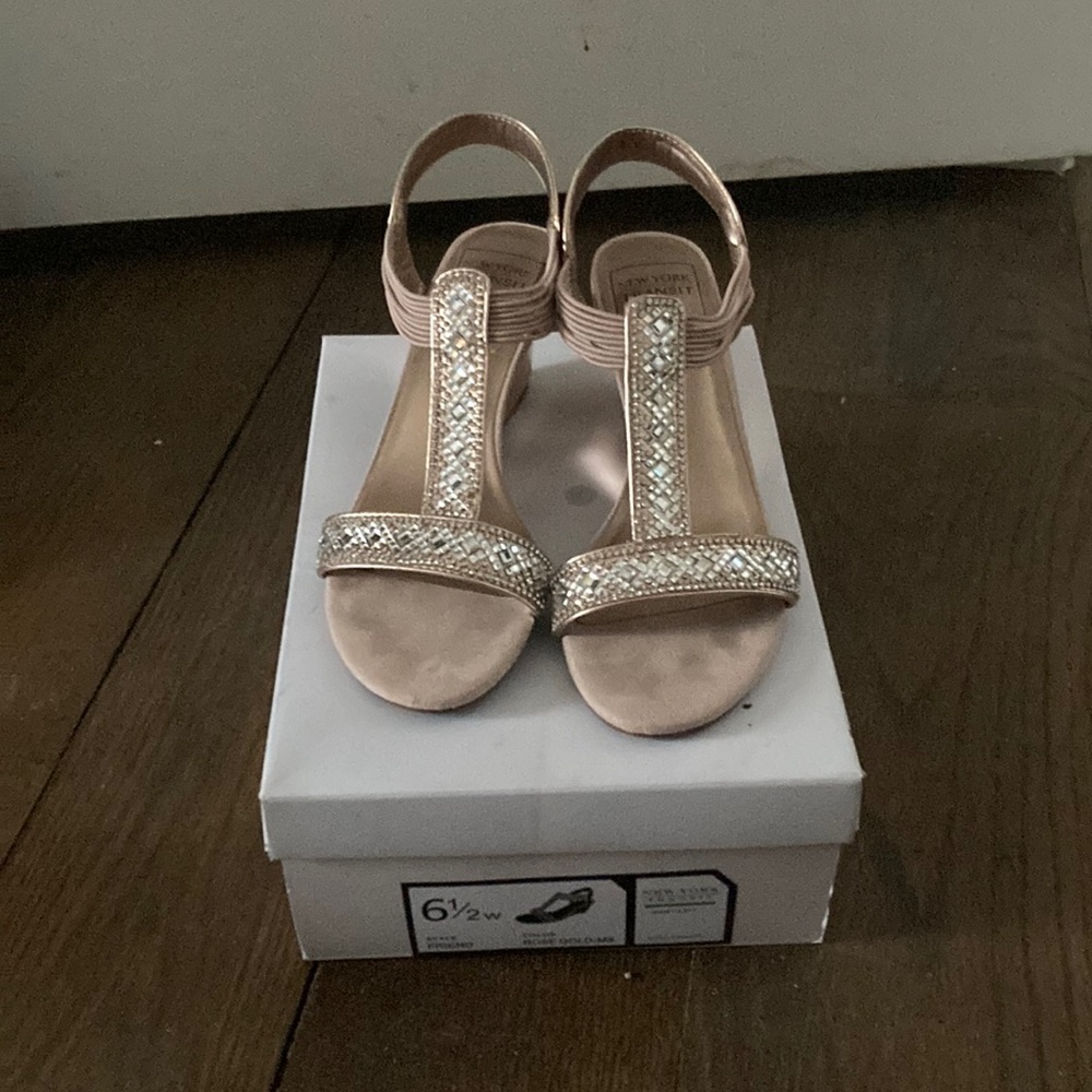 They are Roségold shoes. Style friend. Size 6 1/2.